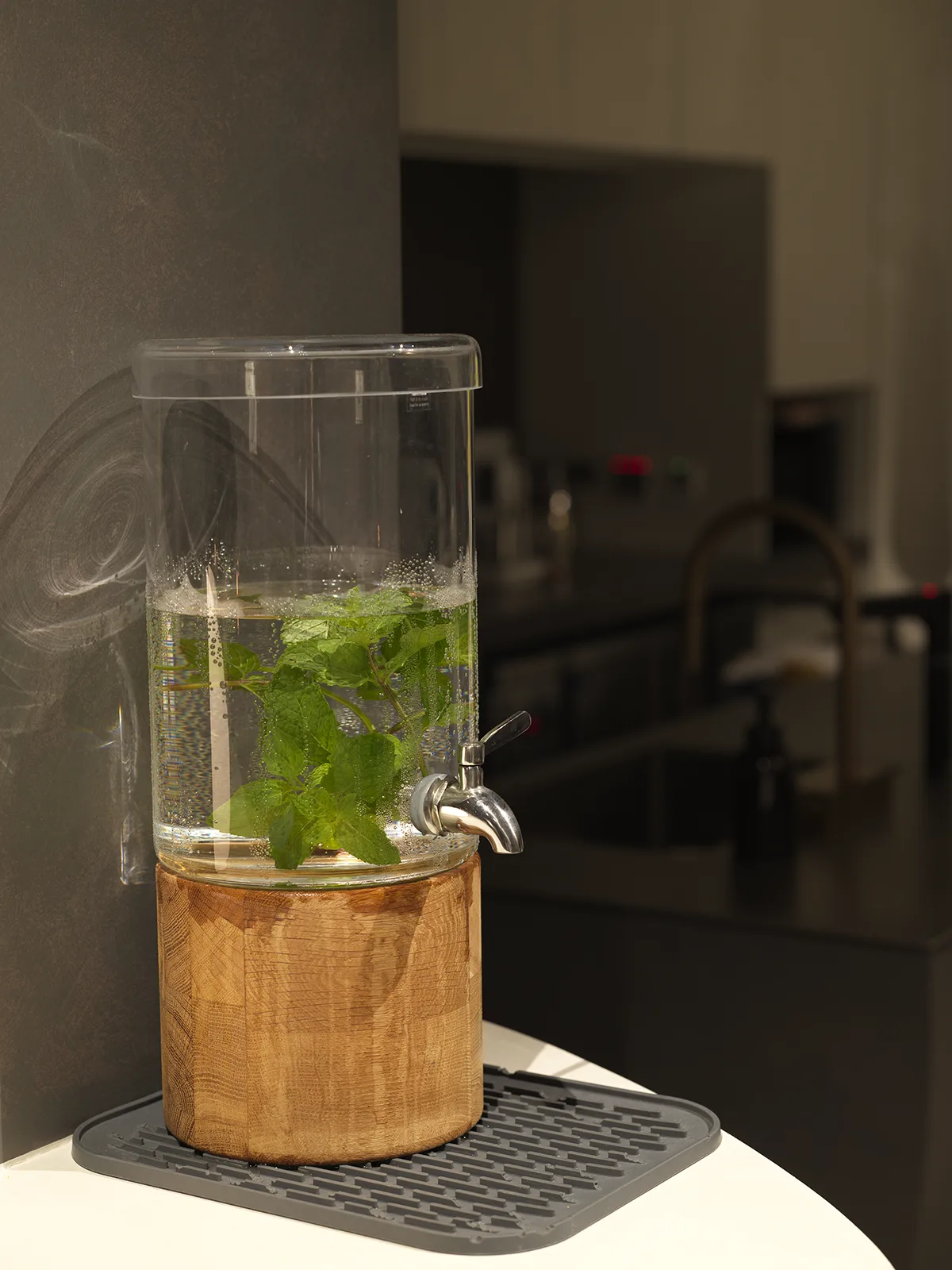 一樓飲水與迎賓細節 · 現場實景